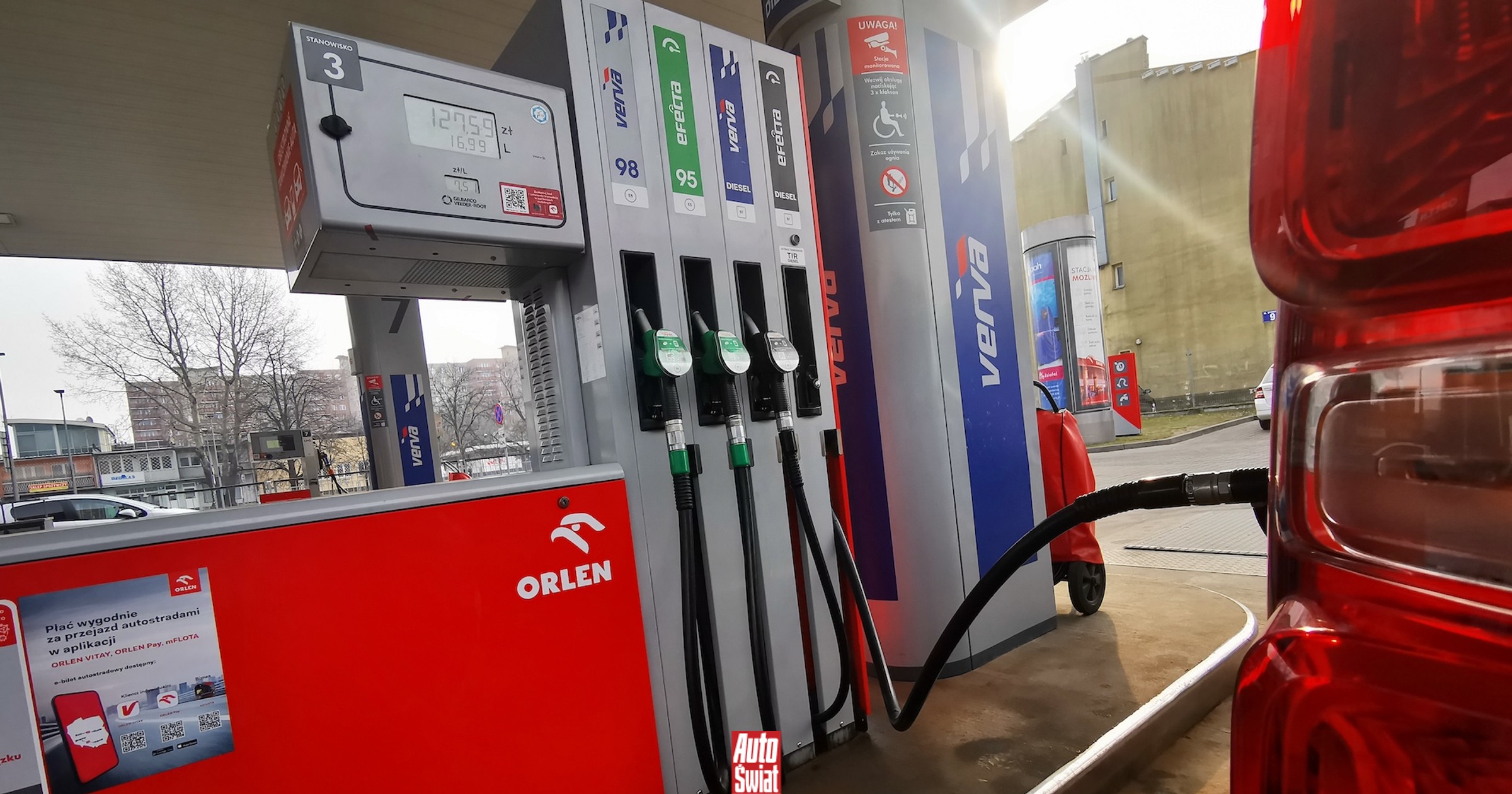 Premier Czech nazwał ceny Orlenu oburzającymi. Zażądał obniżek na stacjach paliw