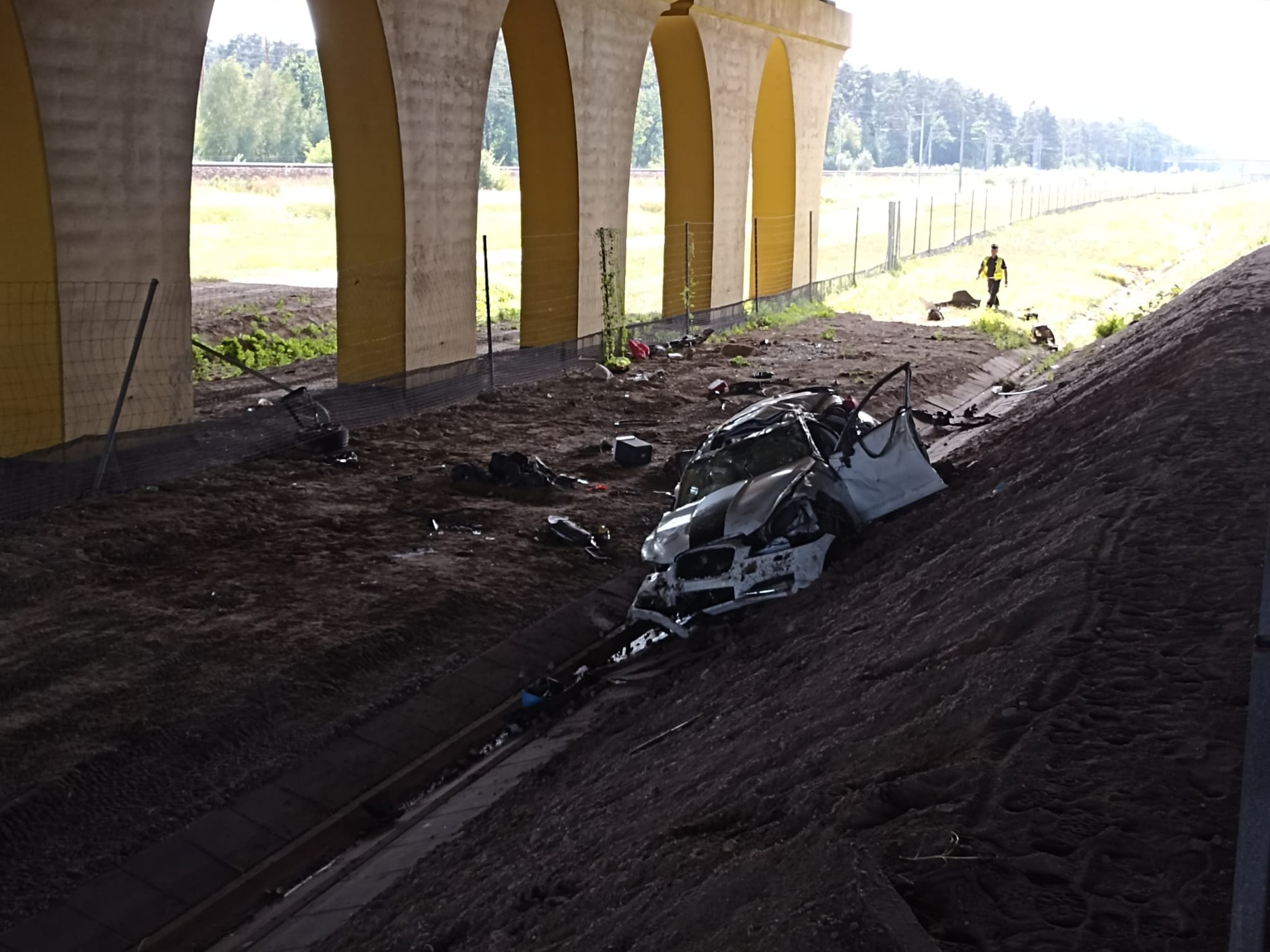 Auto wkrótce wyciągnięto na drogę asfaltową