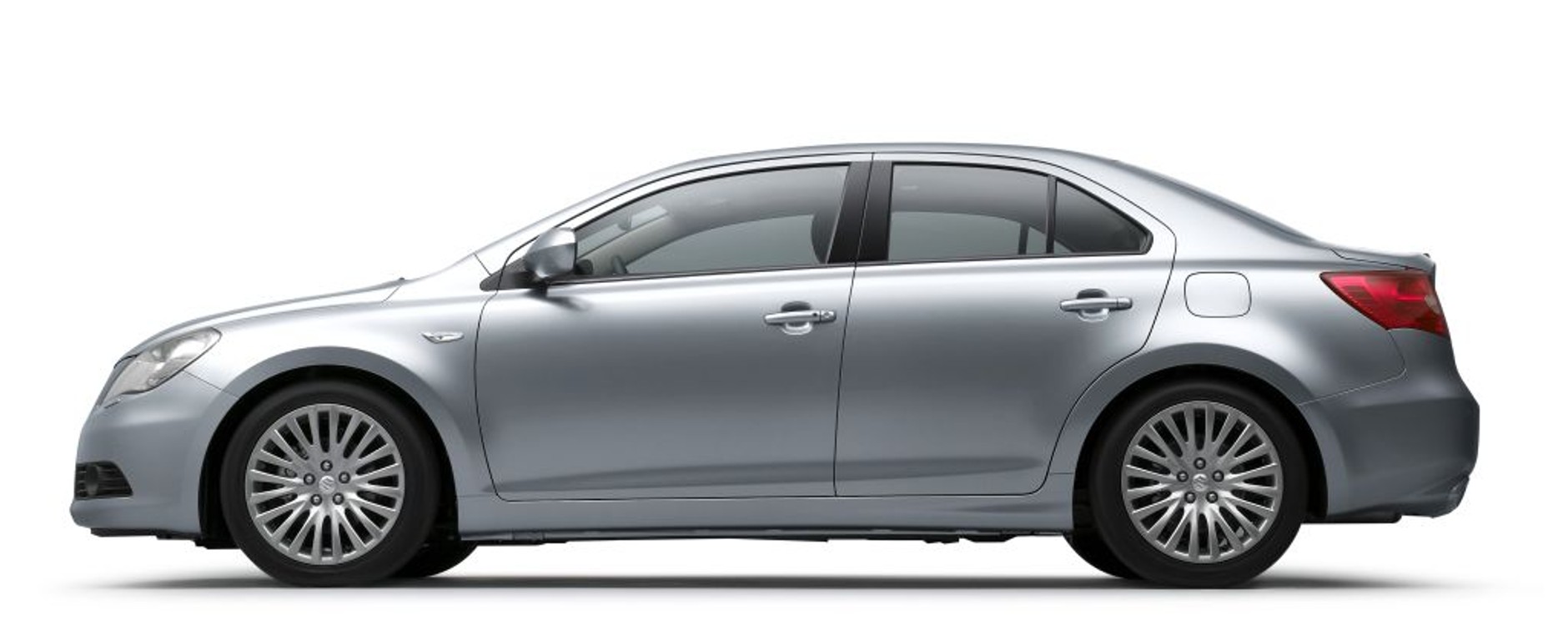 Suzuki Kizashi - Świeżutkie zdjęcia nowego, sportowego sedana