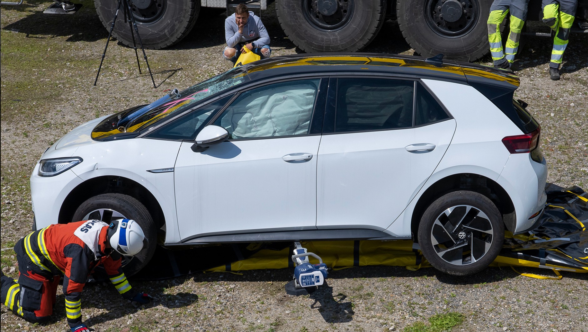 Auto trzeba unieść po kolei z obu stron, aby podłożyć materiał pod spód
