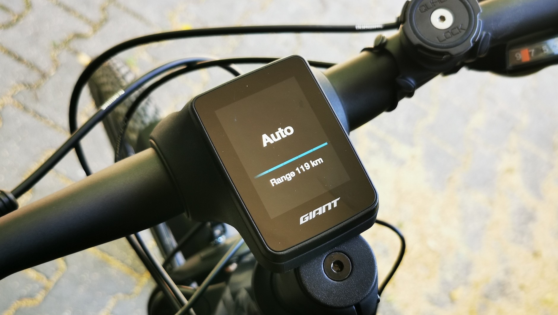 Po naładowaniu baterii komputer szacuje zasięg roweru w trybie automatycznego wspomagania na prawie 120 km