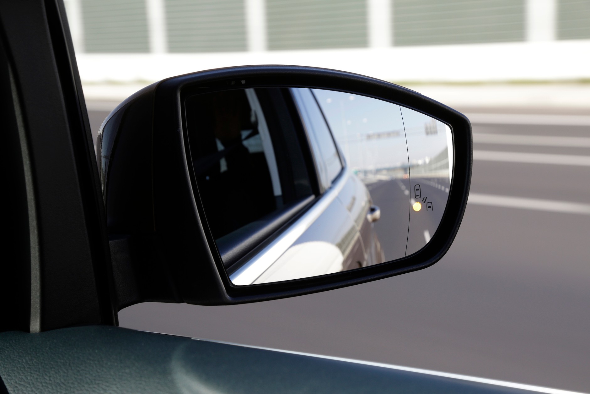 Monitorowanie martwego pola w lusterku to bezpieczniejsze manewry