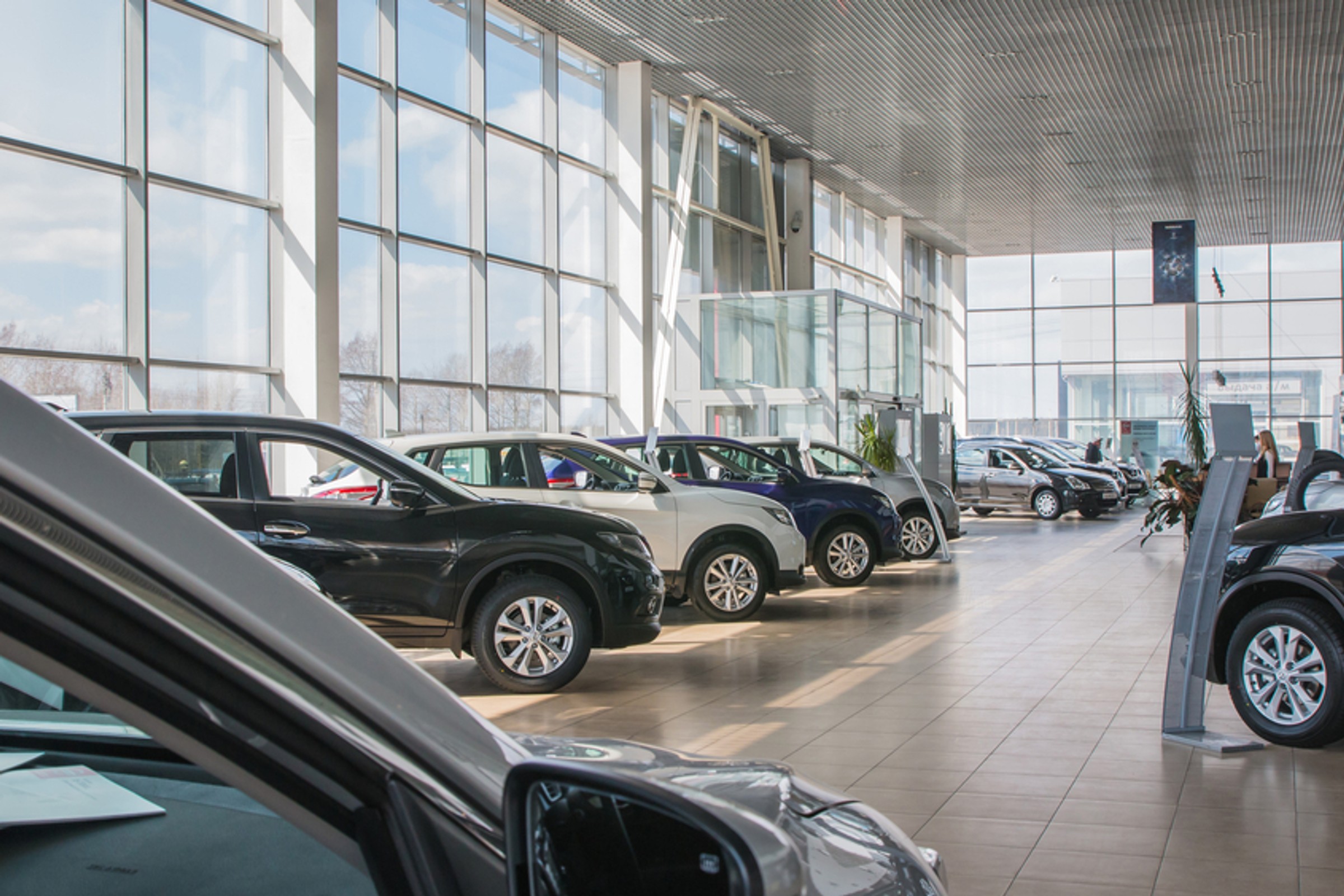 "Nowe" auta, które nie zawsze są nowe. Na co uważać przy zakupie samochodu?