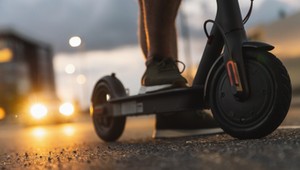 Policja ma nocami pełne ręce roboty. Co grozi za jazdę na hulajnodze po pijanemu?