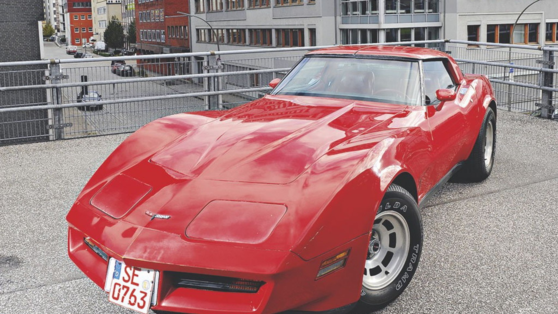 Chevrolet Corvette C3 – wygląd rakiety, prowadzenie... wozu drabiniastego. To oczywiście przesada, ale szybka jazda tym autem wymagała odwagi i umiejętności.