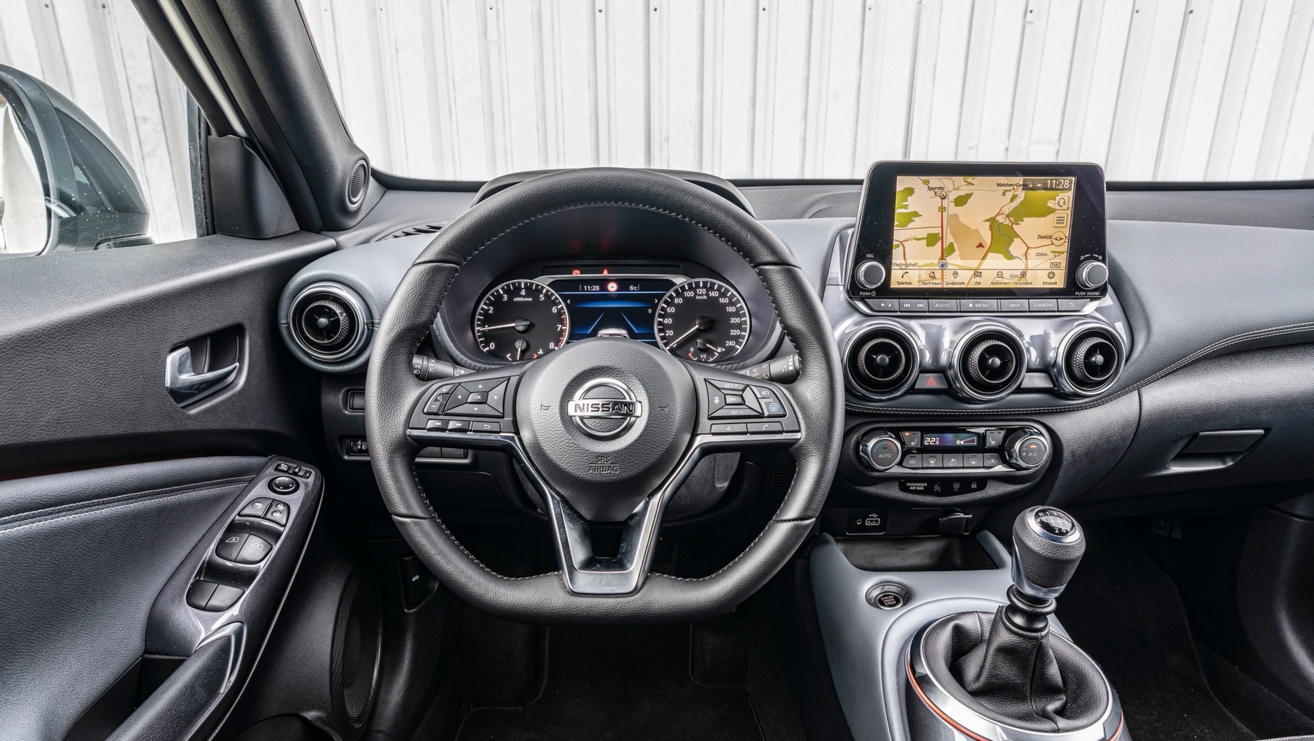 Nissan Juke 1.0 DIG-T - kokpit