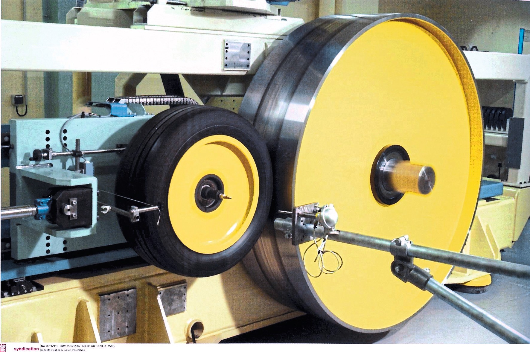 Trwałość opon można badać zarówno na drodze, jak i podczas badań stanowiskowych.