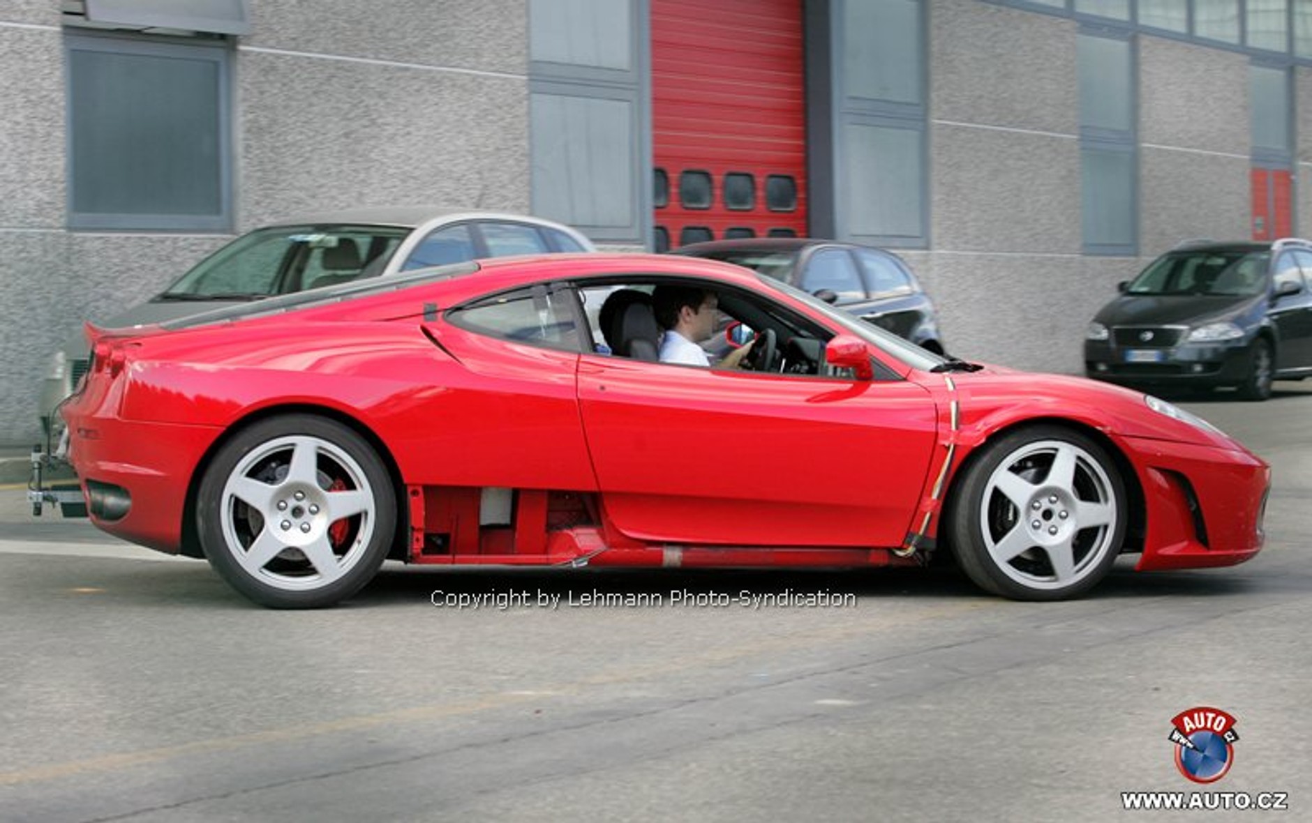 Zdjęcia szpiegowskie: tanie Ferrari Dino