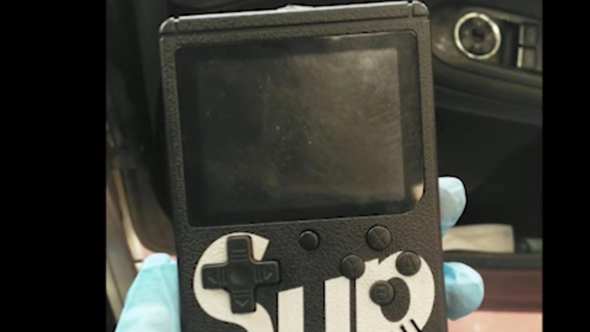 Urządzenie do kradzieży aut ukryte w obudowie podróbki gry Game Boy