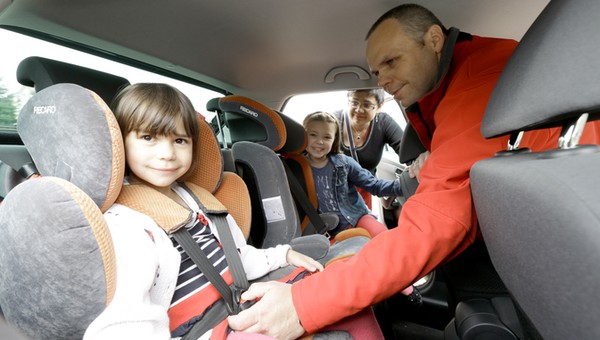 Zasady przewożenia dzieci taksówką i w autobusach