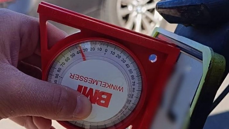 Policja rozpoczęła pilotażowy program pomiaru kąta nachylenia tablic rejestracyjnych