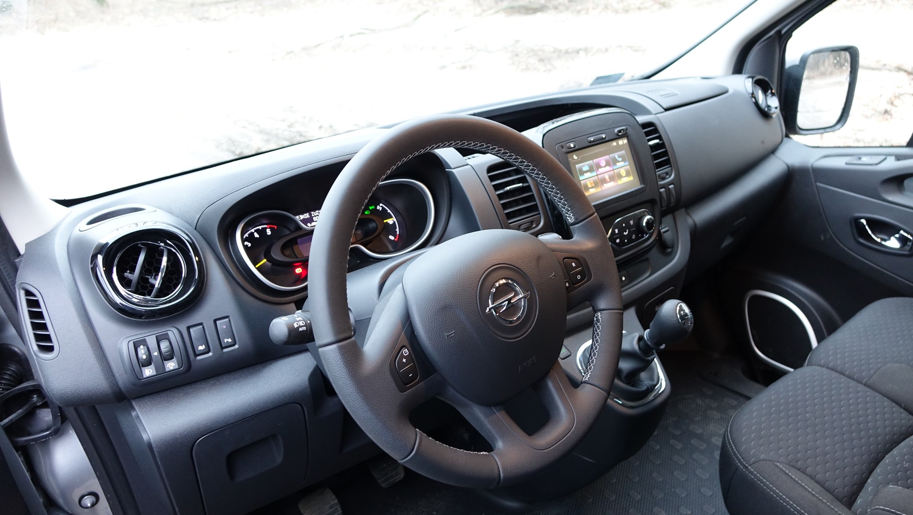 Opel Vivaro - deska rozdzielcza