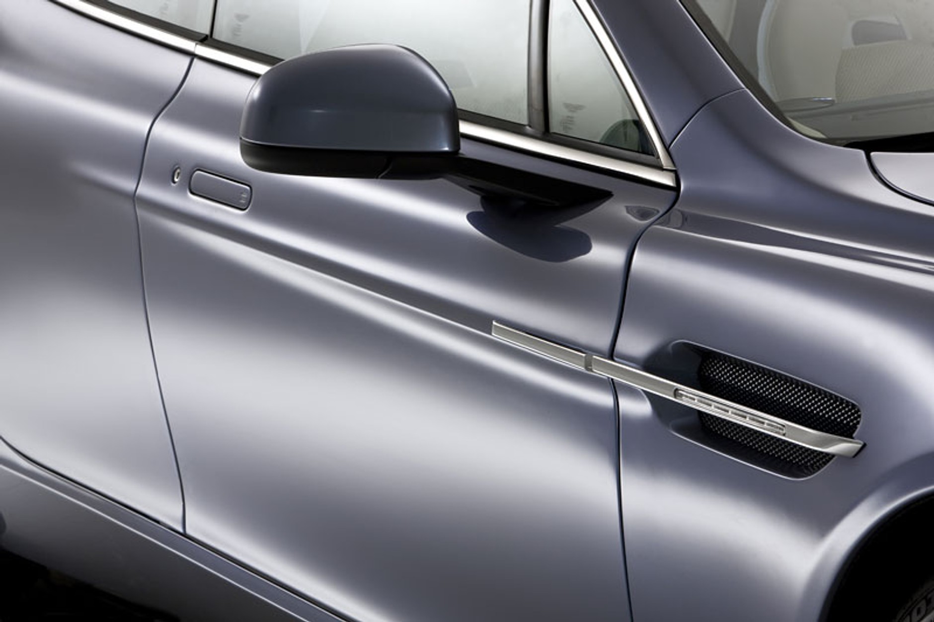 Aston Martin Rapide: nowe zdjęcia czterodrzwiowego coupe