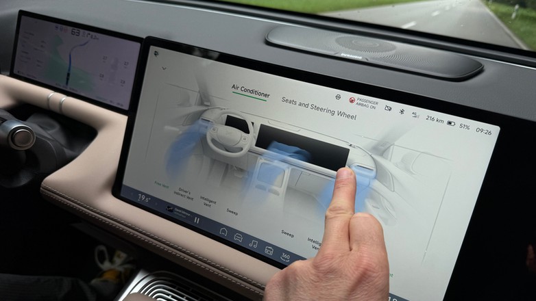 Oto najwyższa forma utrudniania kierowcom życia za pomocą ekranu dotykowego: w Xpengu G9 (identyczne rozwiązanie znajdziemy m.in. w Leapmotorze C10) pozycja nawiewów sterujemy, przesuwając palcem po ekranie, po wcześniejszym otwarciu odpowiedniej aplikacji.