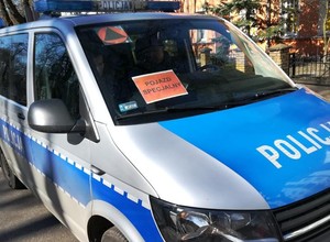 Uwaga na pojazd specjalny, czyli czarne trójkąty na radiowozach czy ciężarówkach