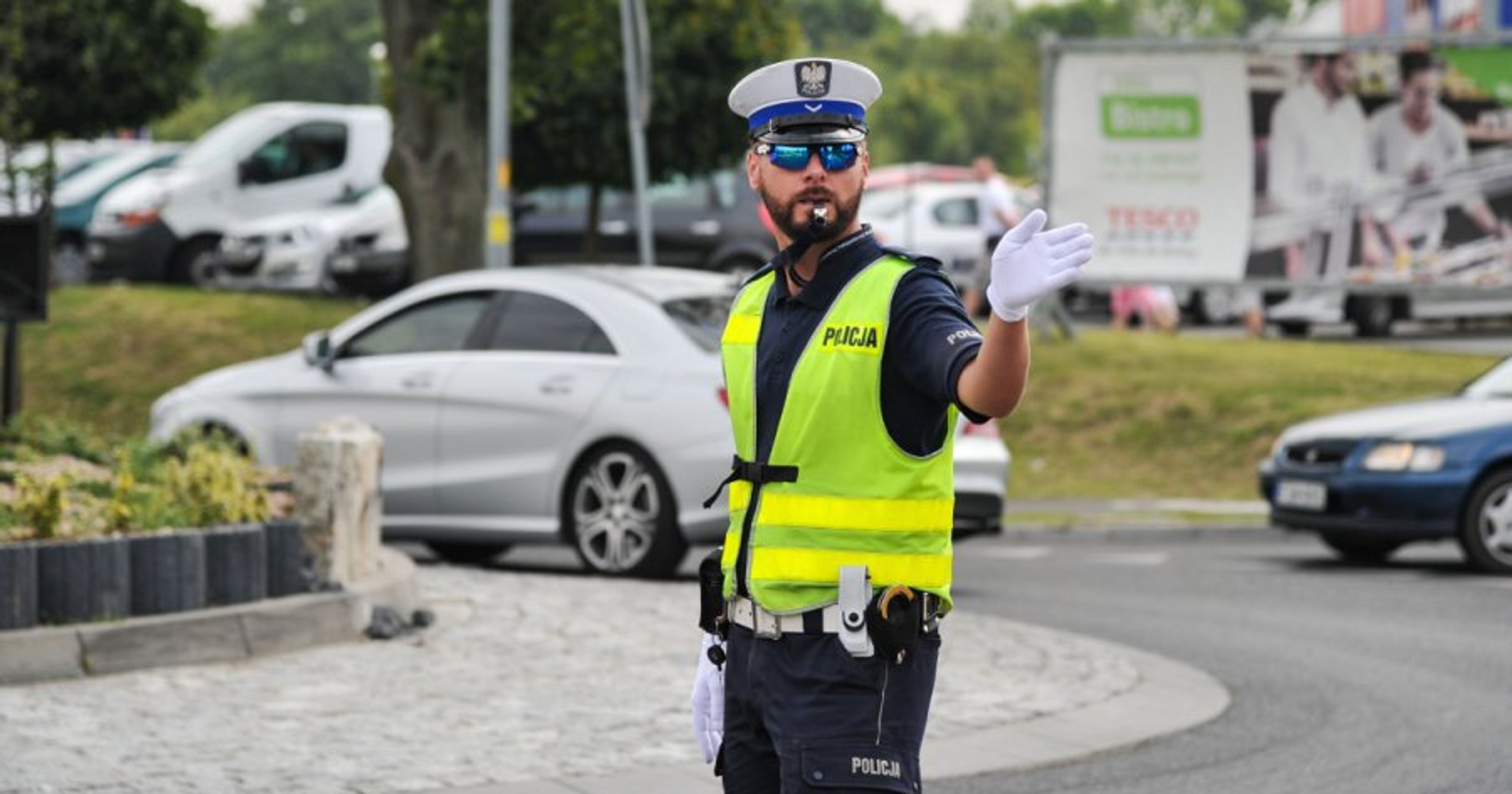 Sygnały wysyłane przez policjantów kierujących ruchem są proste i jednoznaczne