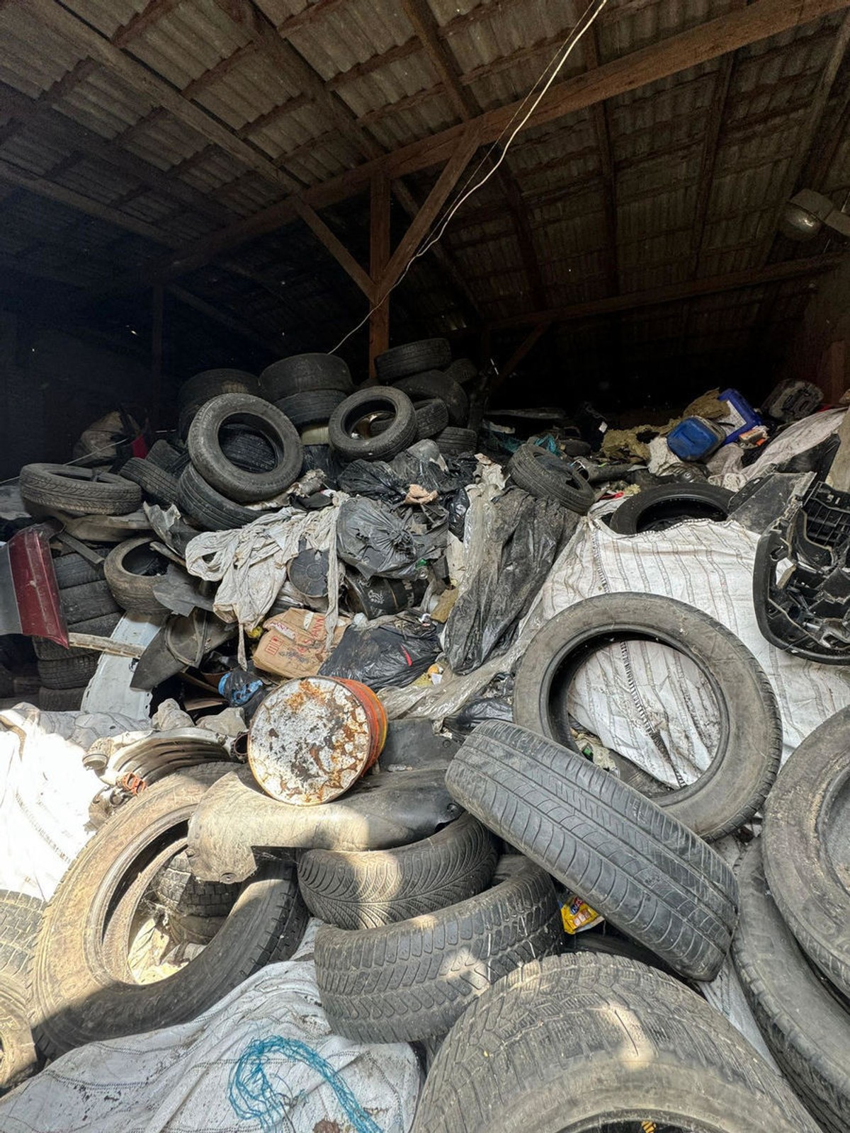 TIR z niebezpiecznymi substancjami