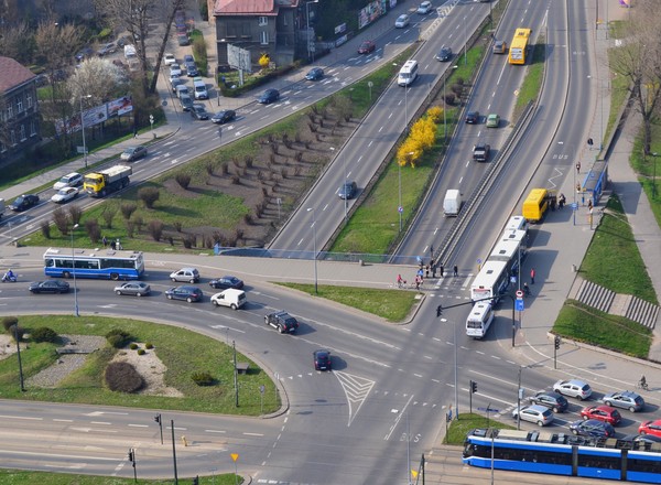 Na rondzie pasy się krzyżują i... kierowcy tracą głowę. Zmieniają się zasady kierunkowskazów