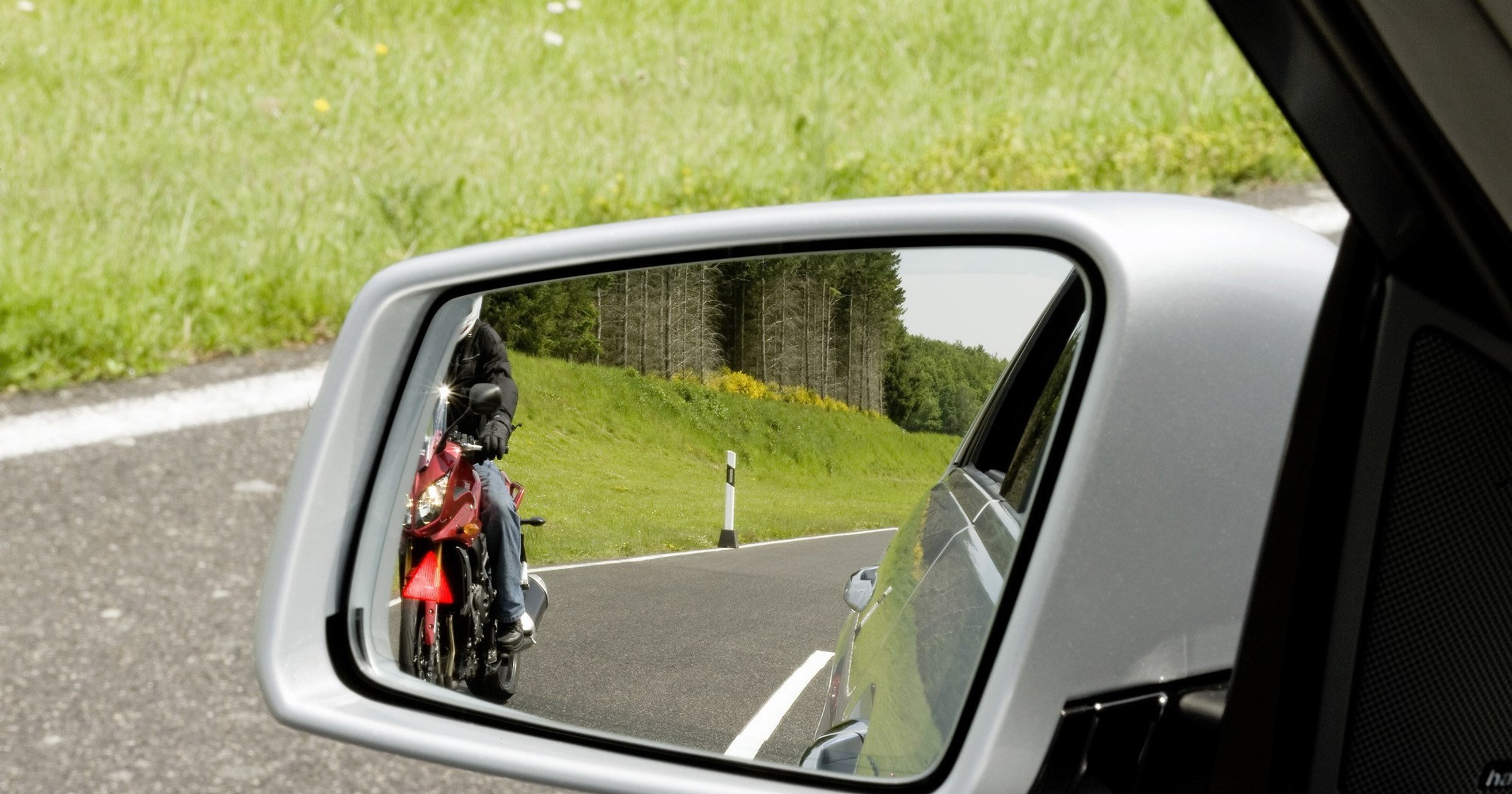 Motocyklista w lusterku