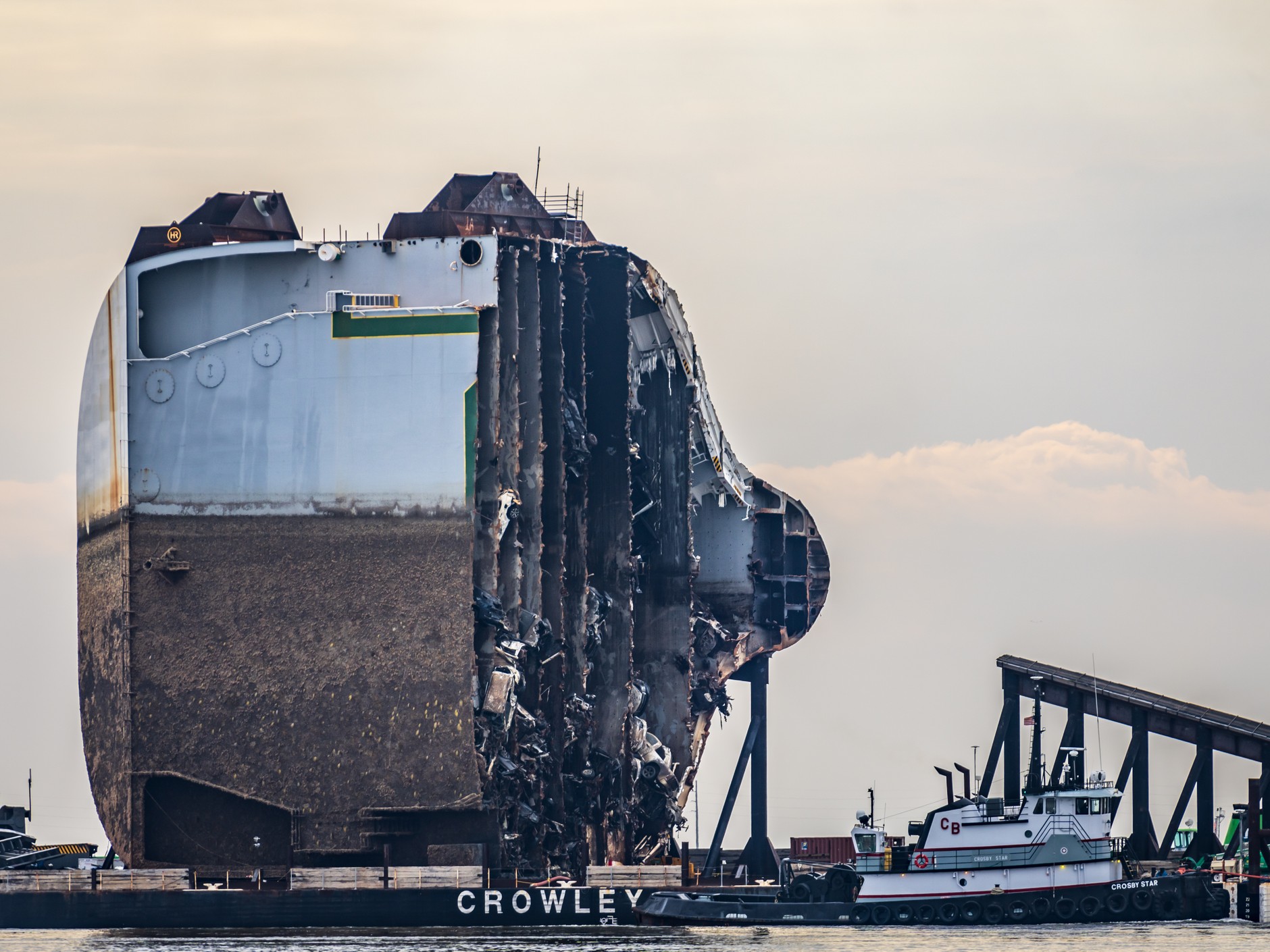 Przewrócony statek "Golden Ray". 2019 r.