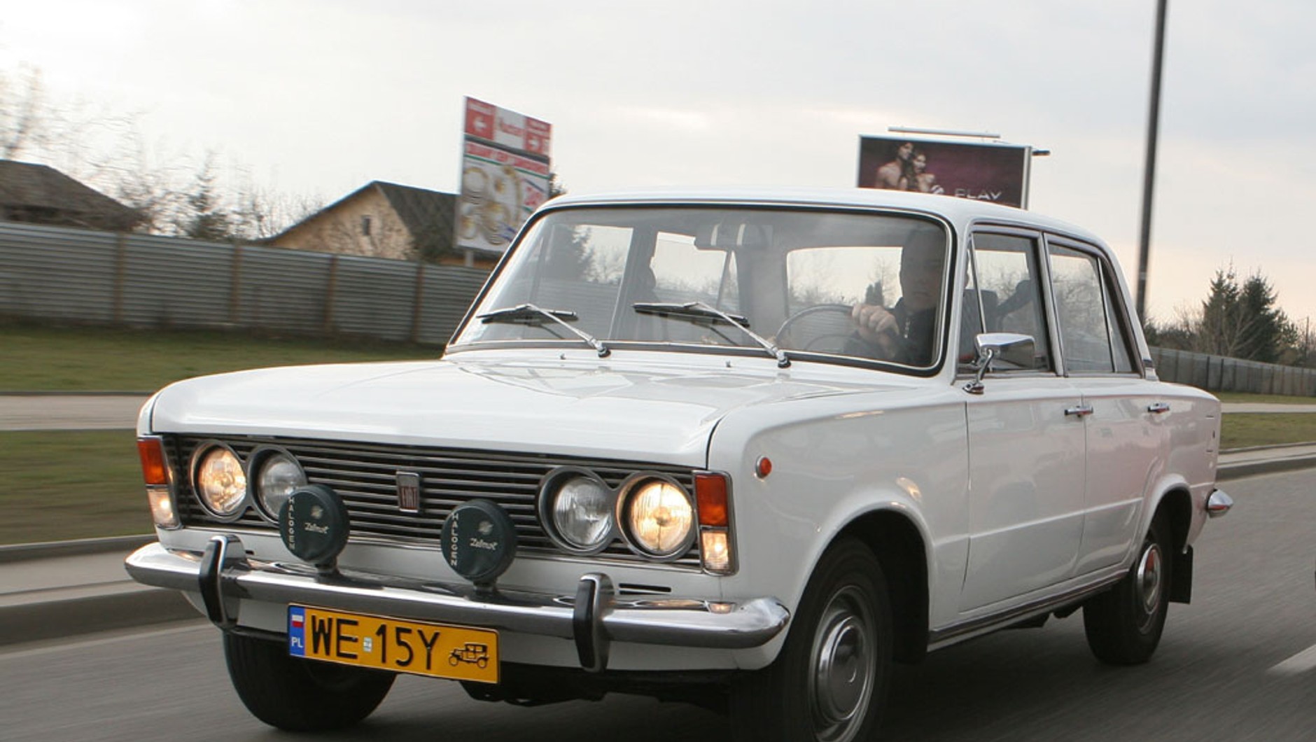 Ten Fiat 125p pochodzi z 1968 roku – do dziś przetrwało niewiele egzemplarzy z tego okresu. Czy po zmianie definicji zabytku miałby w ogóle szanse na uzyskanie żółtych tablic?