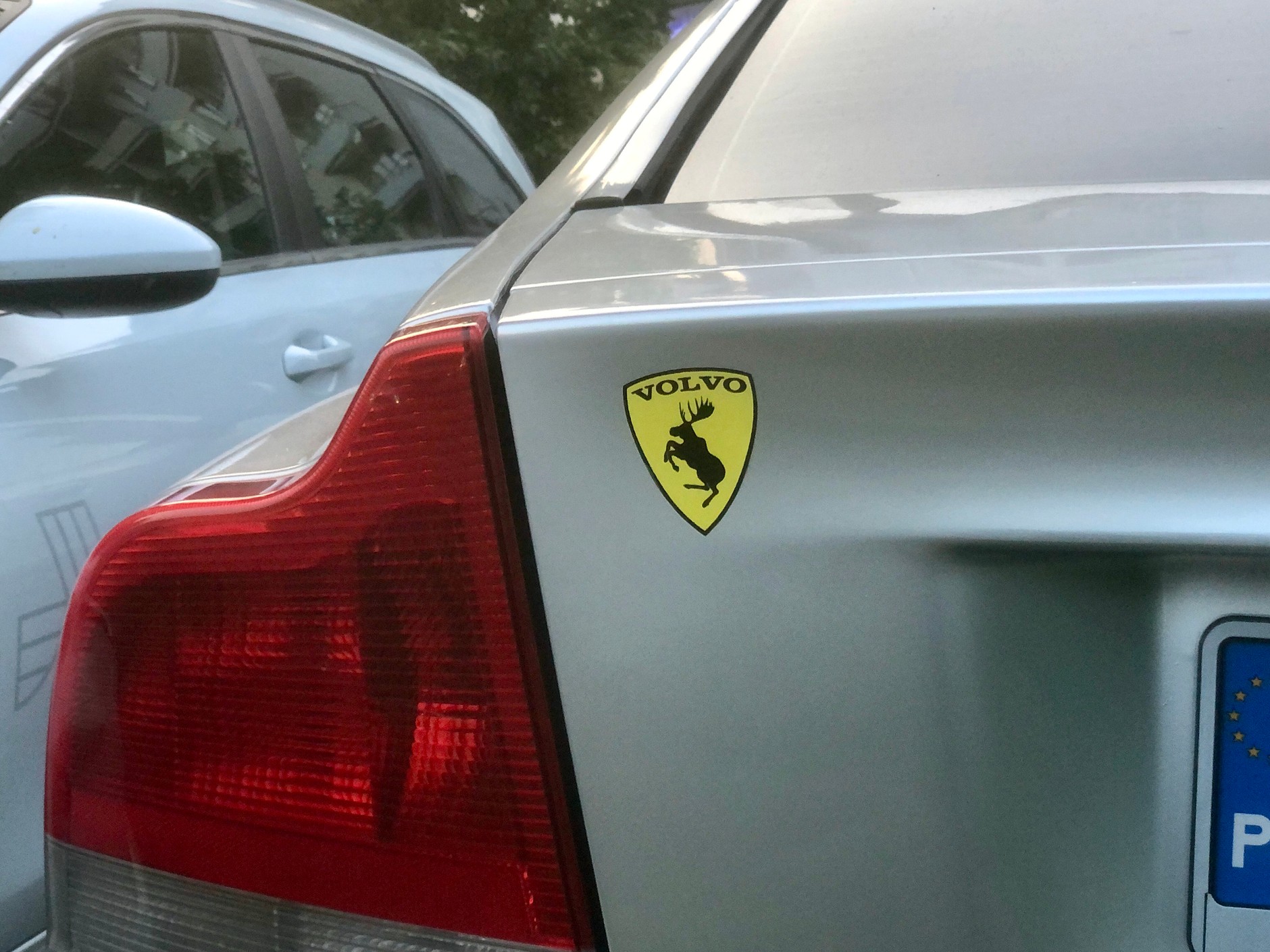 Charakterystyczna naklejka na Volvo