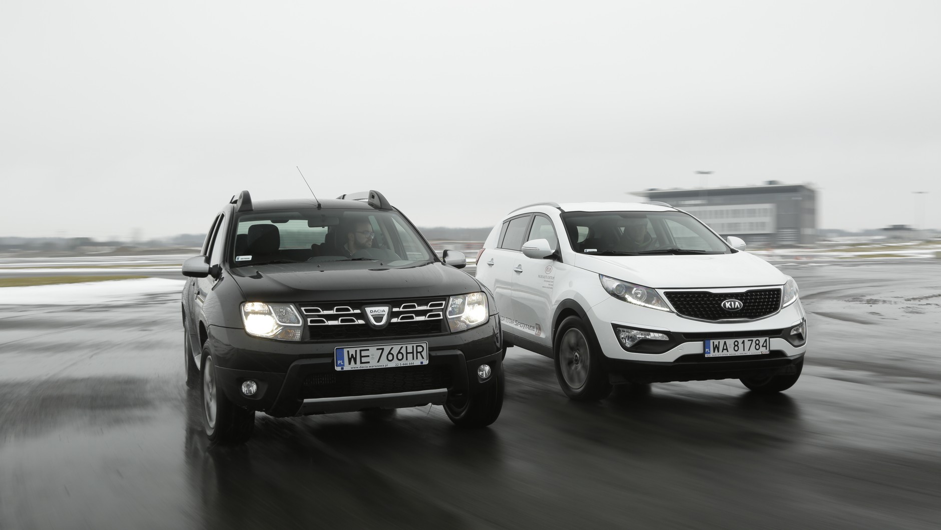 Lepsze prowadzenie i wyższy komfort jazdy oferuje Sportage. Wystarczy jednak, że spadnie
dużo śniegu, a przewagę zyska Duster 4x4.