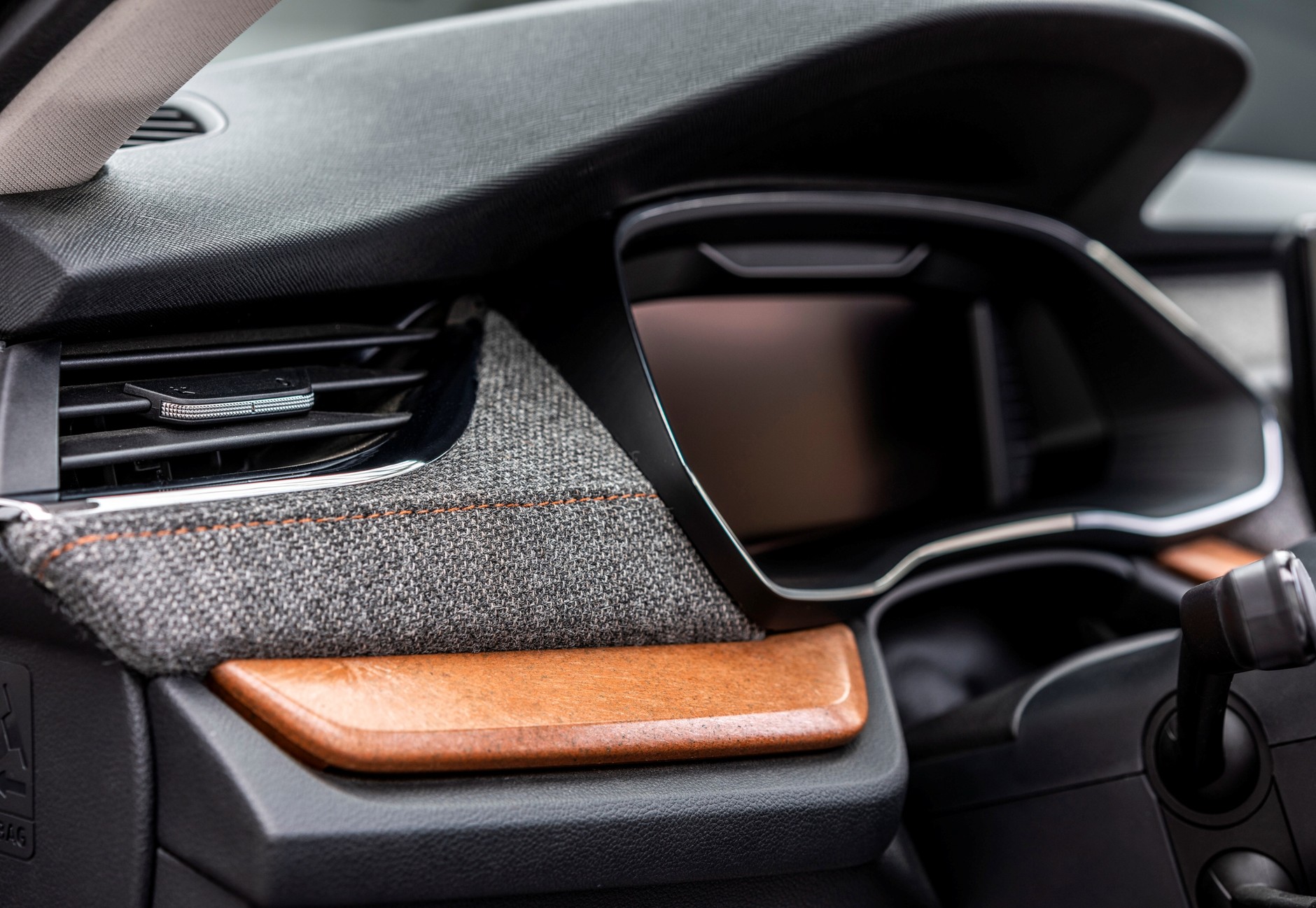 Materiały z recyklingu już dziś znajdziemy w bardzo wielu samochodach. Skoda do barwienia sków wykorzystuje... fusy po kawie. Deska rozdzielcza również ma materiały z recyklingu