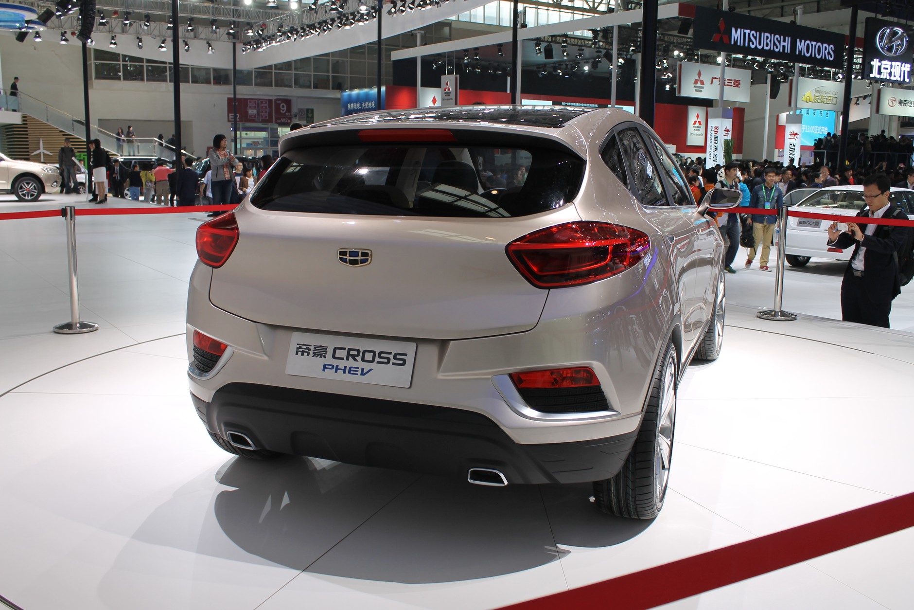 Geely Emgrand Cross PHEV Concept