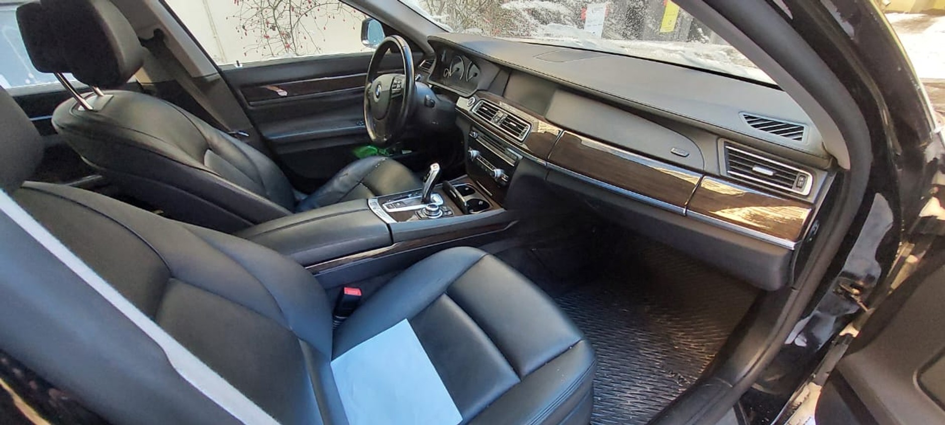 BMW 740i sprzedawane przez polską ambasadę w Kijowie