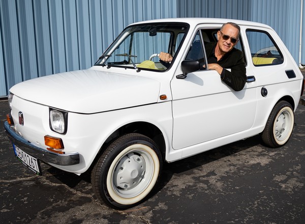 Tom Hanks sprzedaje swojego Fiata 126 p. Zysk posłuży weteranom