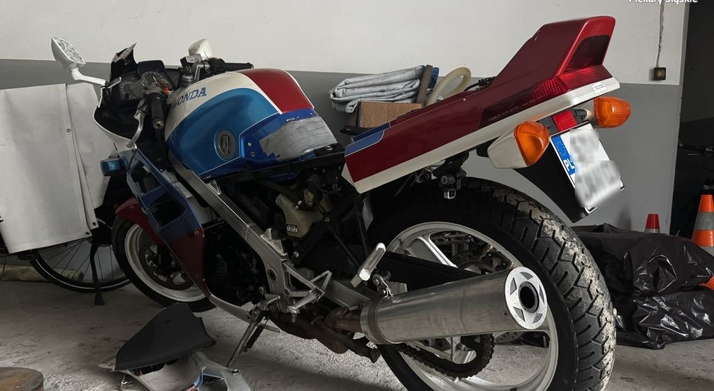 Policjanci zatrzymali motocyklistę. Okazało się, że mężczyzna był poszukiwany.