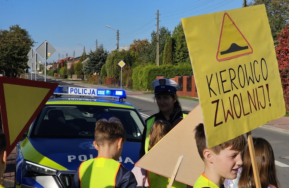 Policjanci z "drogówki przeprowadzili nietypową akcję. Rozdawali owoce