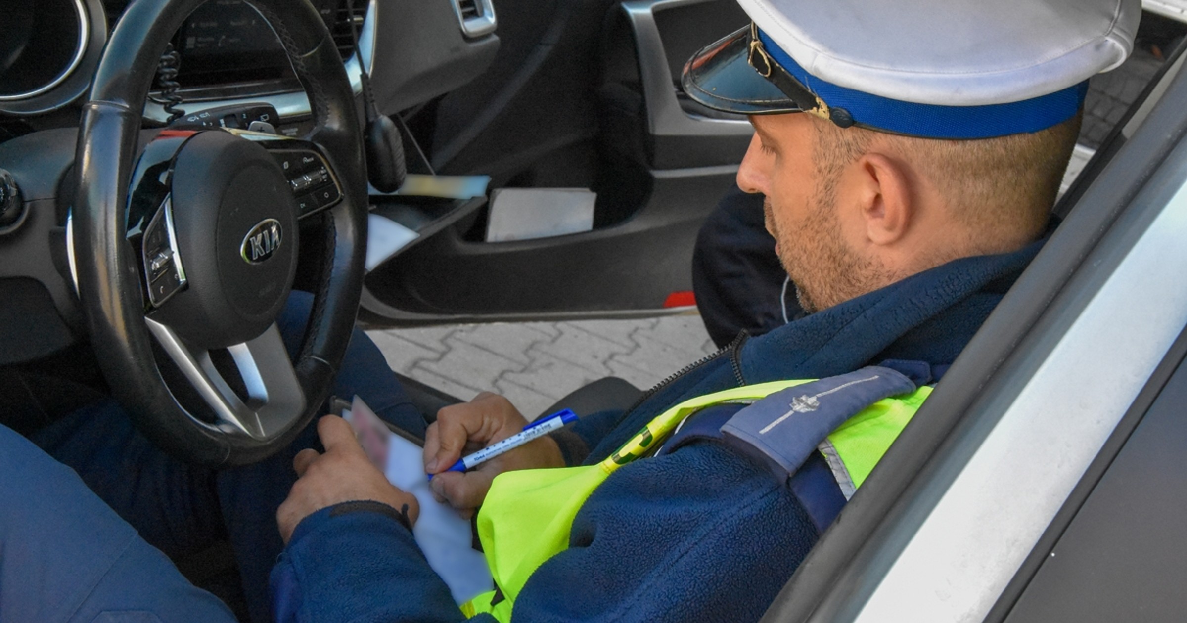 Zjeżdżanie z ronda lewym pasem bywa ryzykowne