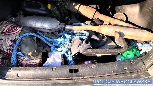 Wycinał w nocy katalizatory z ciężarówek. Ponad 30 razy. Wpadł w ręce policji
