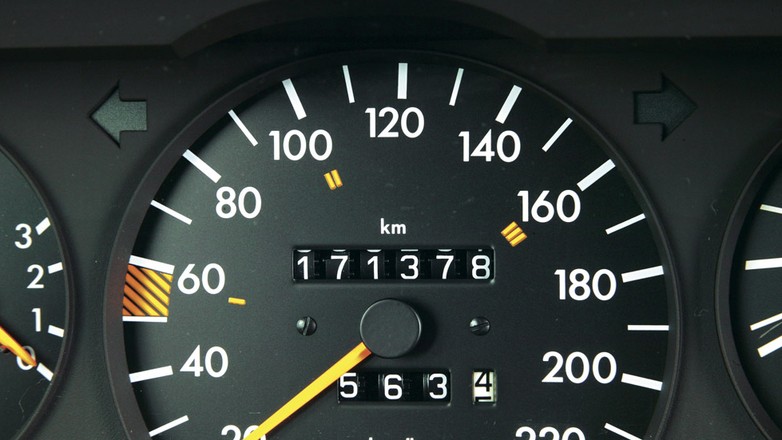 Kupiłeś auto z cofniętym licznikiem? Radzimy, jak wygrać z oszustem