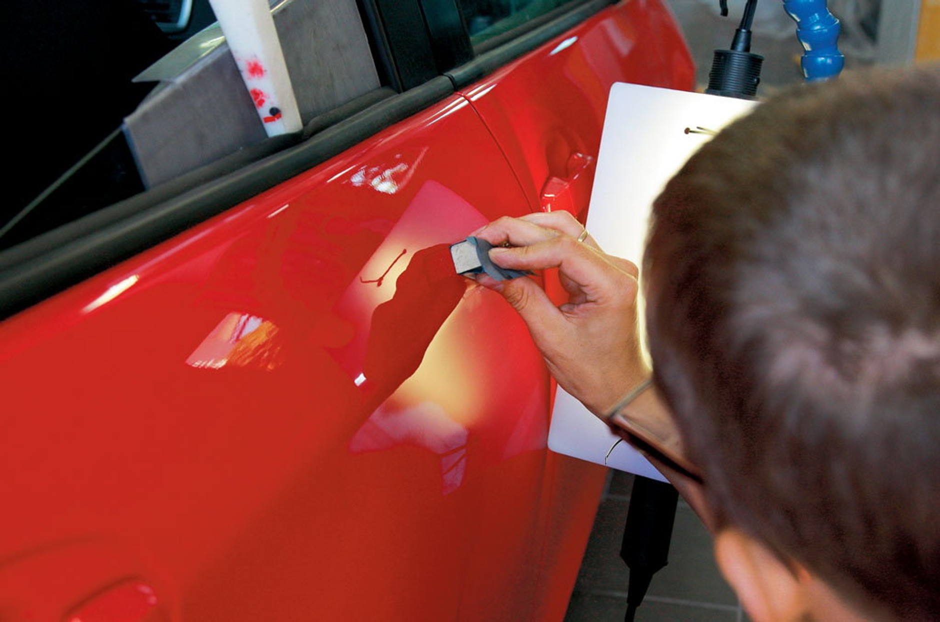 Usuwanie śladów drobnych wgniotek parkingowych