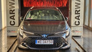 Czy myjnia automatyczna niszczy lakier? Lepiej pojechać "na szczoty" czy "na lancę"?