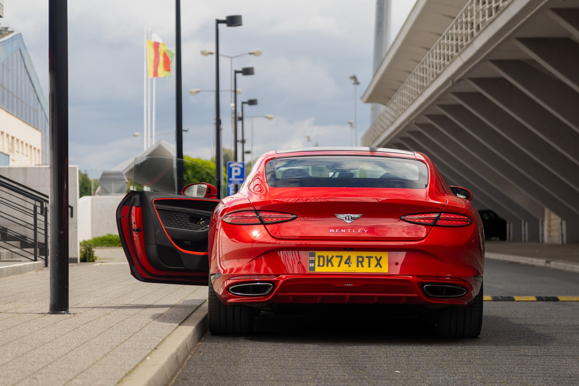 Ciężko się powstrzymać, by wsiąść. Bentley Continental GT Speed po prostu do tego nakłania