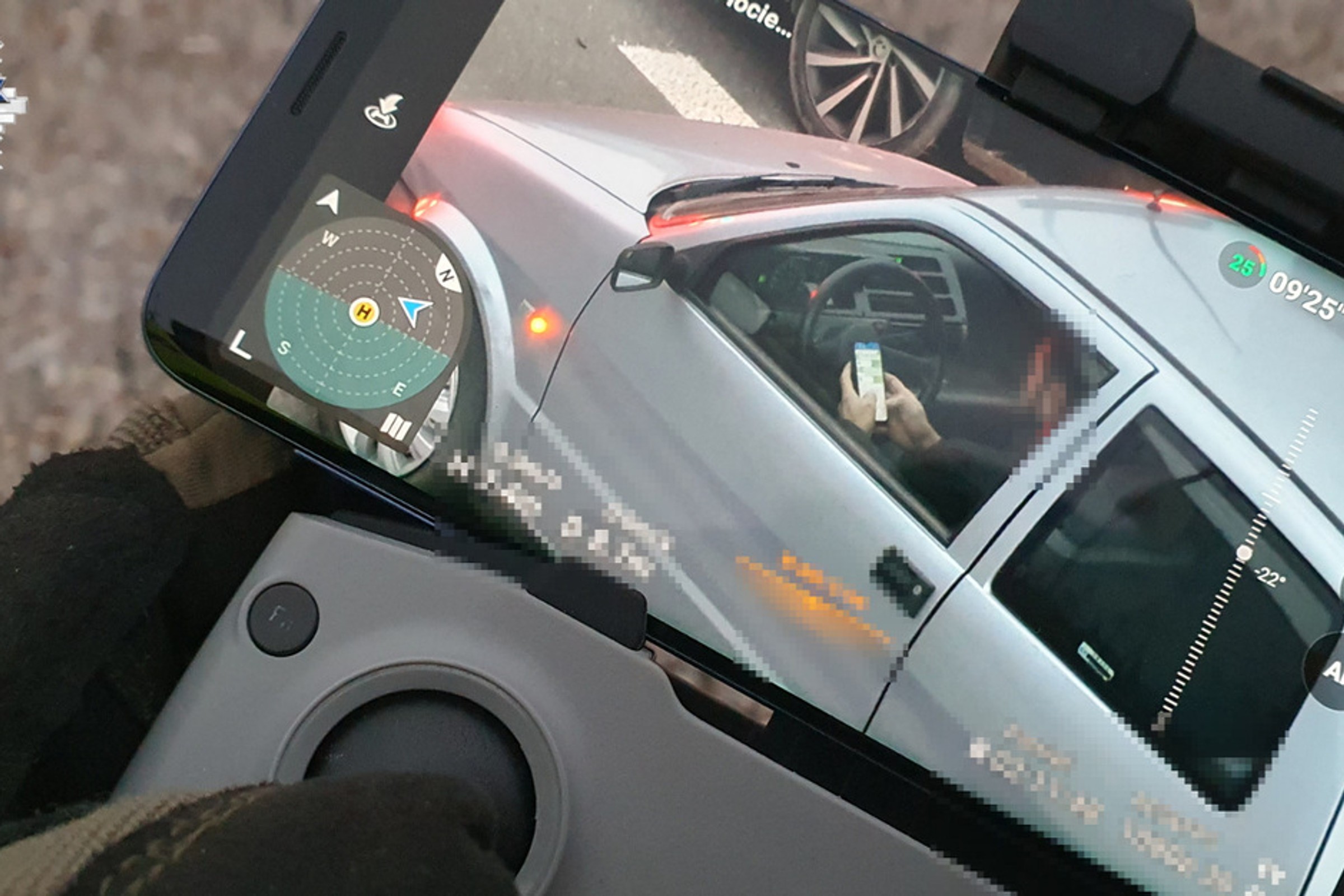 Kierowcy dostają mandat za telefon na postoju. Tak też nie wolno
