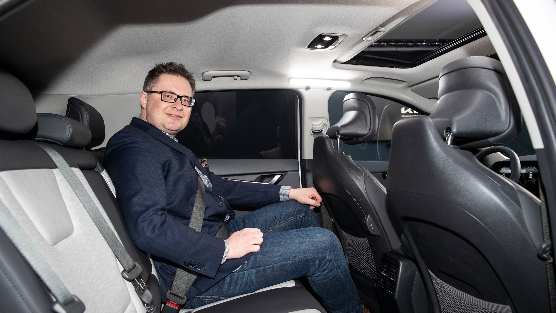 Kia Niro II zachwyca przestronnością, zwłaszcza na tylnej kanapie.