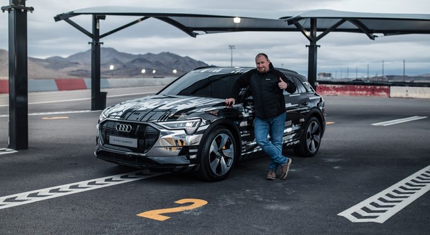 Lepiej siedzieć z tyłu niż za kierownicą – nowy pomysł Audi na rozrywkę w kabinie