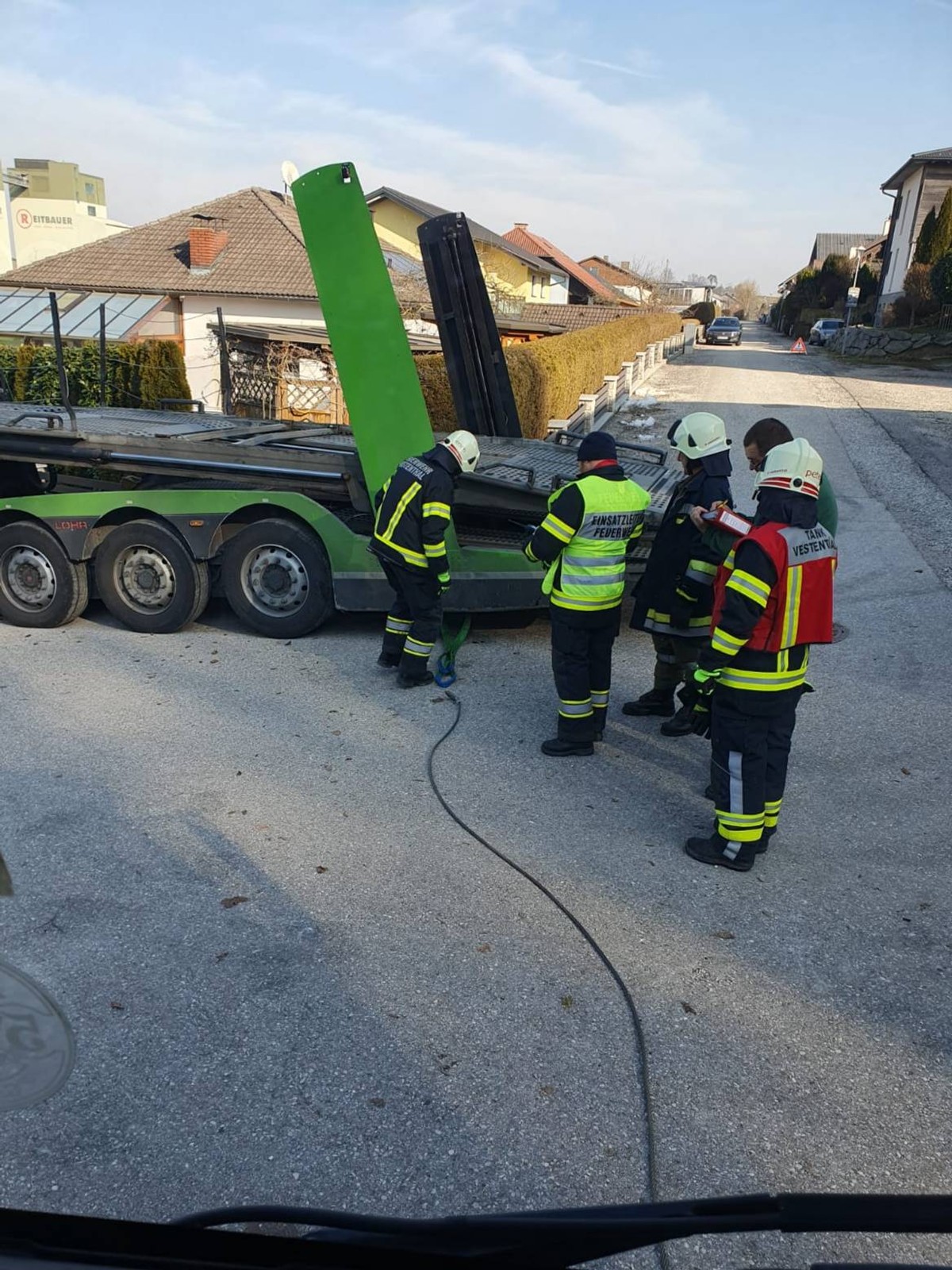 Strażacy odblokowali zablokowaną ciężarówkę w ciasnej uliczce w Austrii