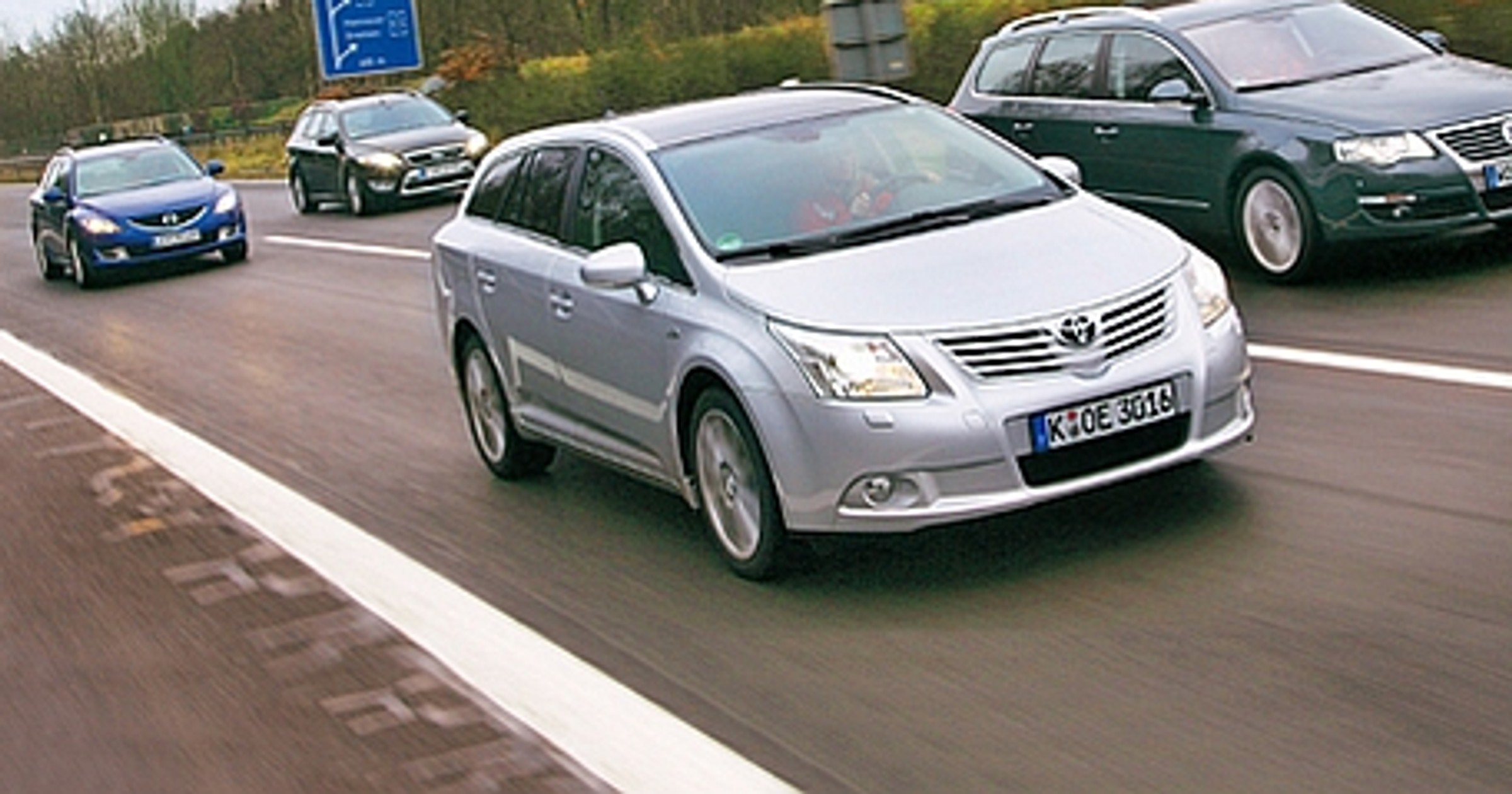 Nowa Toyota Avensis kontra VW Passat, Ford Mondeo i Mazda 6 - Porównanie szybkich i pojemnych ekspresowych kombi
