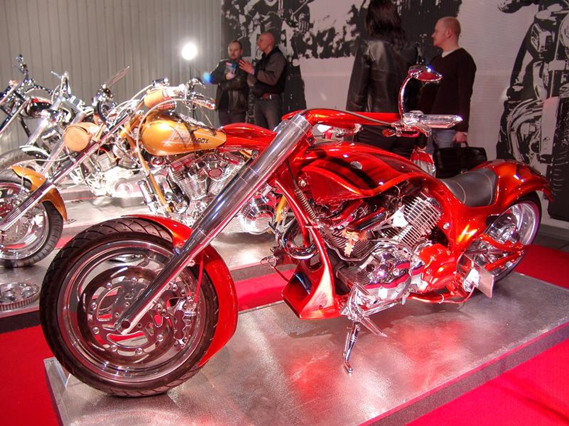 MOTOCYKL-EXPO 2007: cudowne maszyny i piękne dziewczyny (fotogaleria)