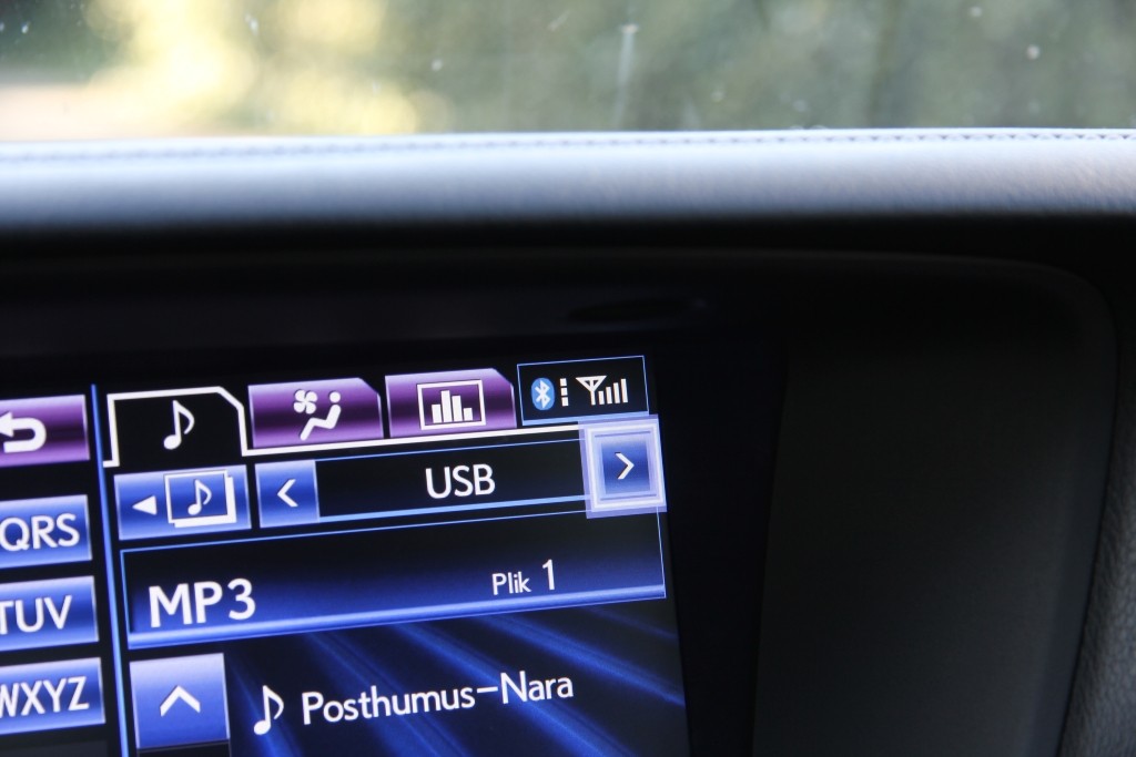 Rozpoznawanie pamięci USB odbywało się dość szybko w Lexusie z Mark Levinson.