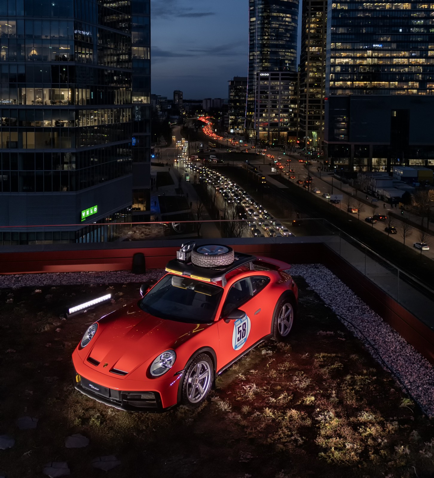 Porsche 911 Dakar RED58 Special na tarasie biurowca