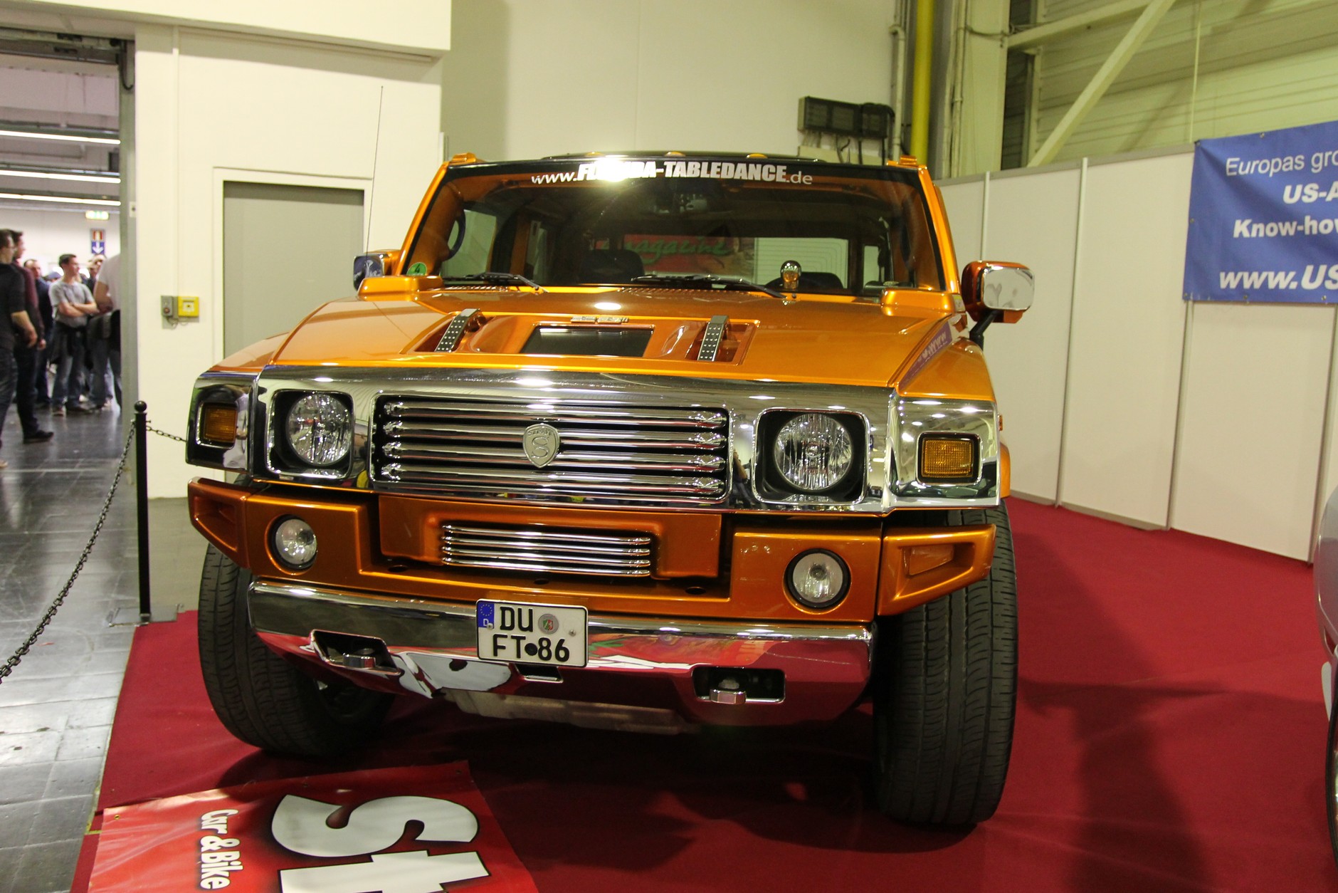 Essen Motor Show 2012 - zwariowane bolidy i szokujące dziewczyny