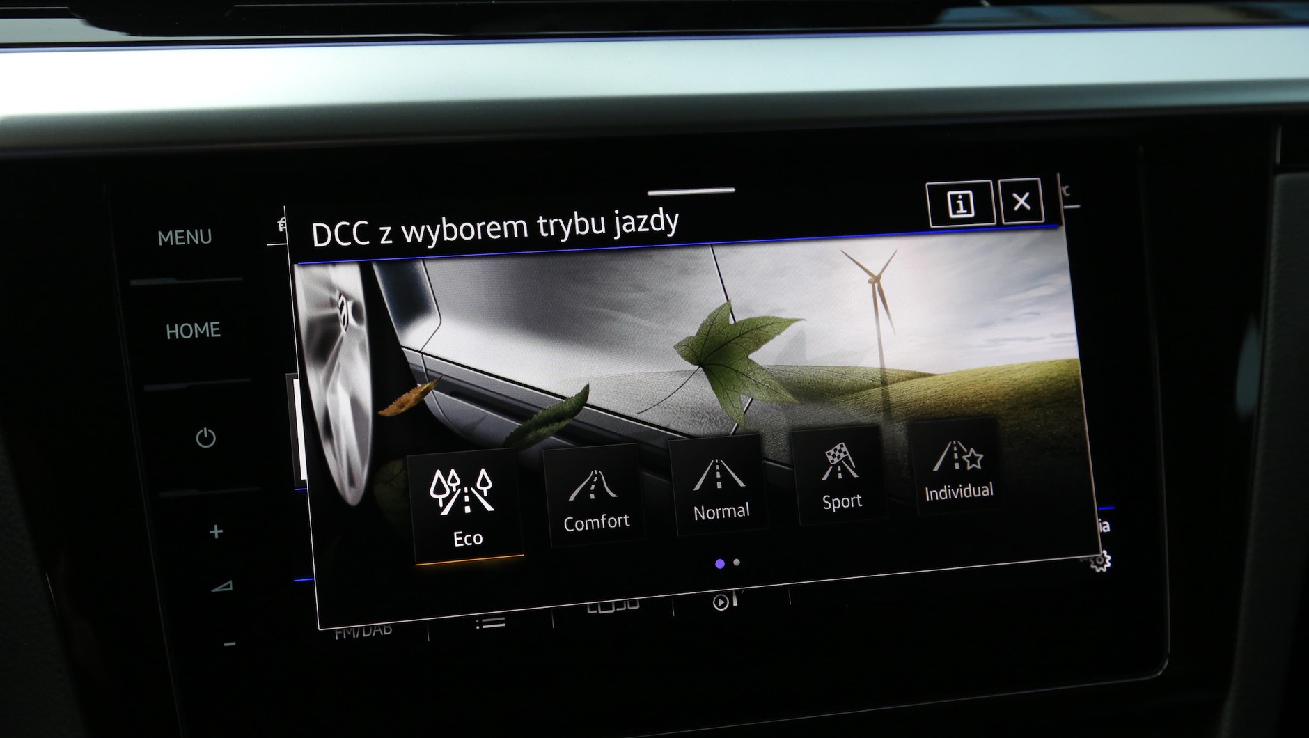 Do wyboru jest kilka predefiniowanych trybów pracy układów napędowego i jezdnego, w tym czysto elektryczny e-Mode i Hybrid, pozwalający doładować baterię podczas jazdy