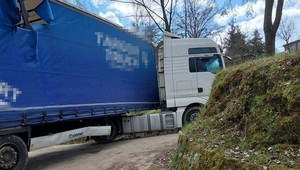 Kierowca ciężarówki ślepo zaufał nawigacji – uszkodził budynki i zablokował drogę